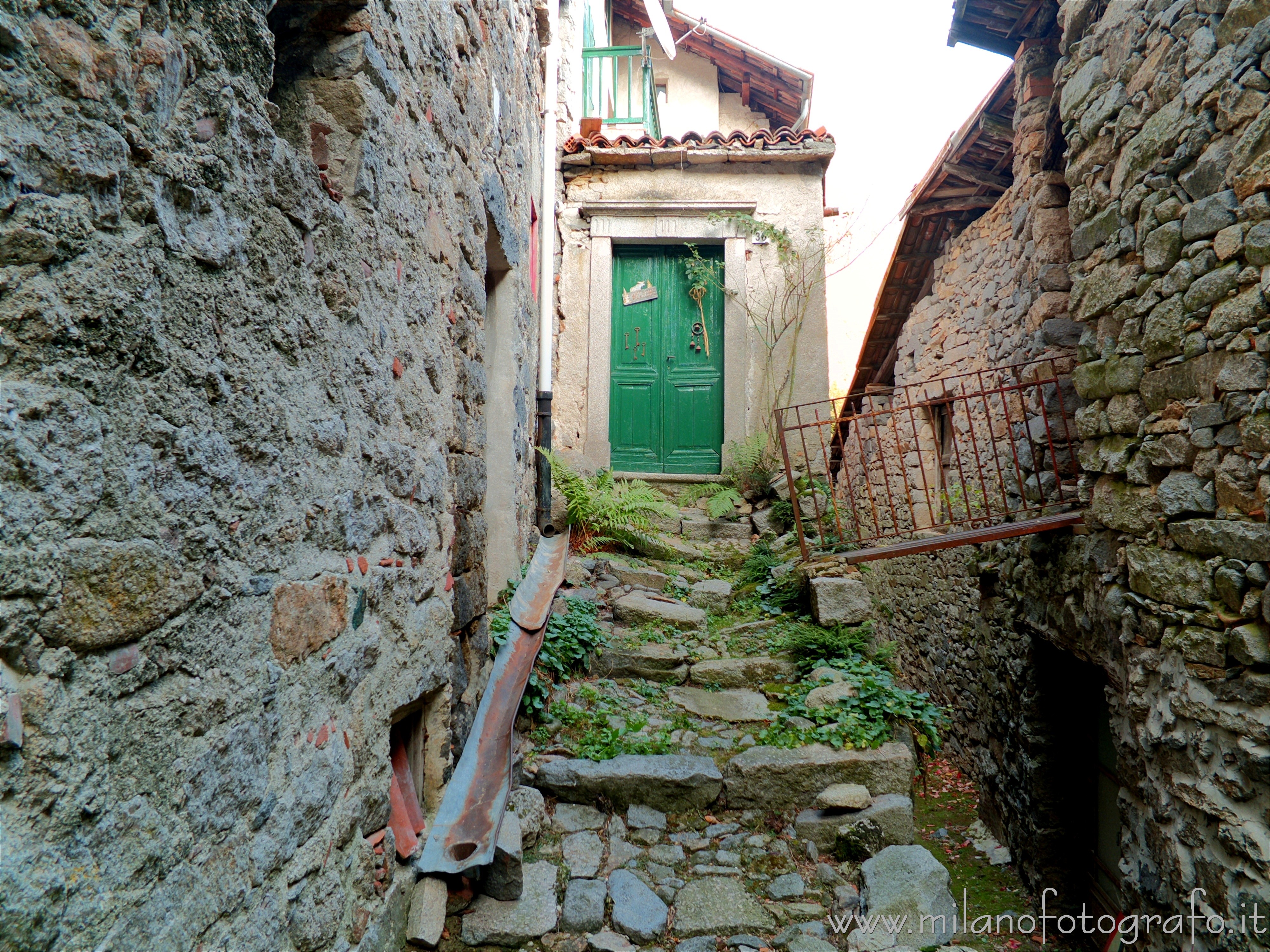 Campiglia Cervo (Biella) - Porta di ingresso ad una vecchia casa nella frazione Sassaia